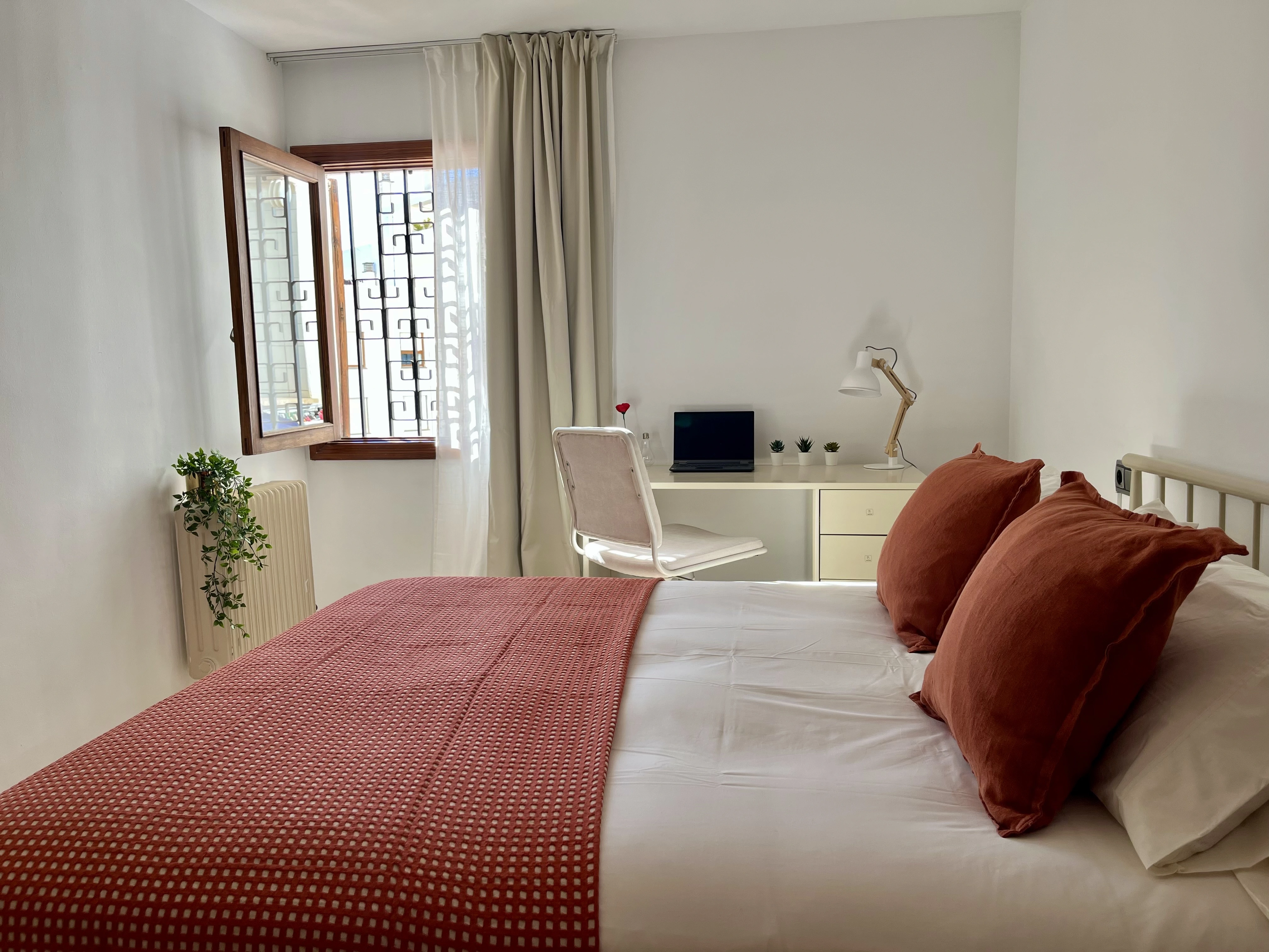 Arrel — Premium double room with ensuite bathroom at Laberint Coliving Palma