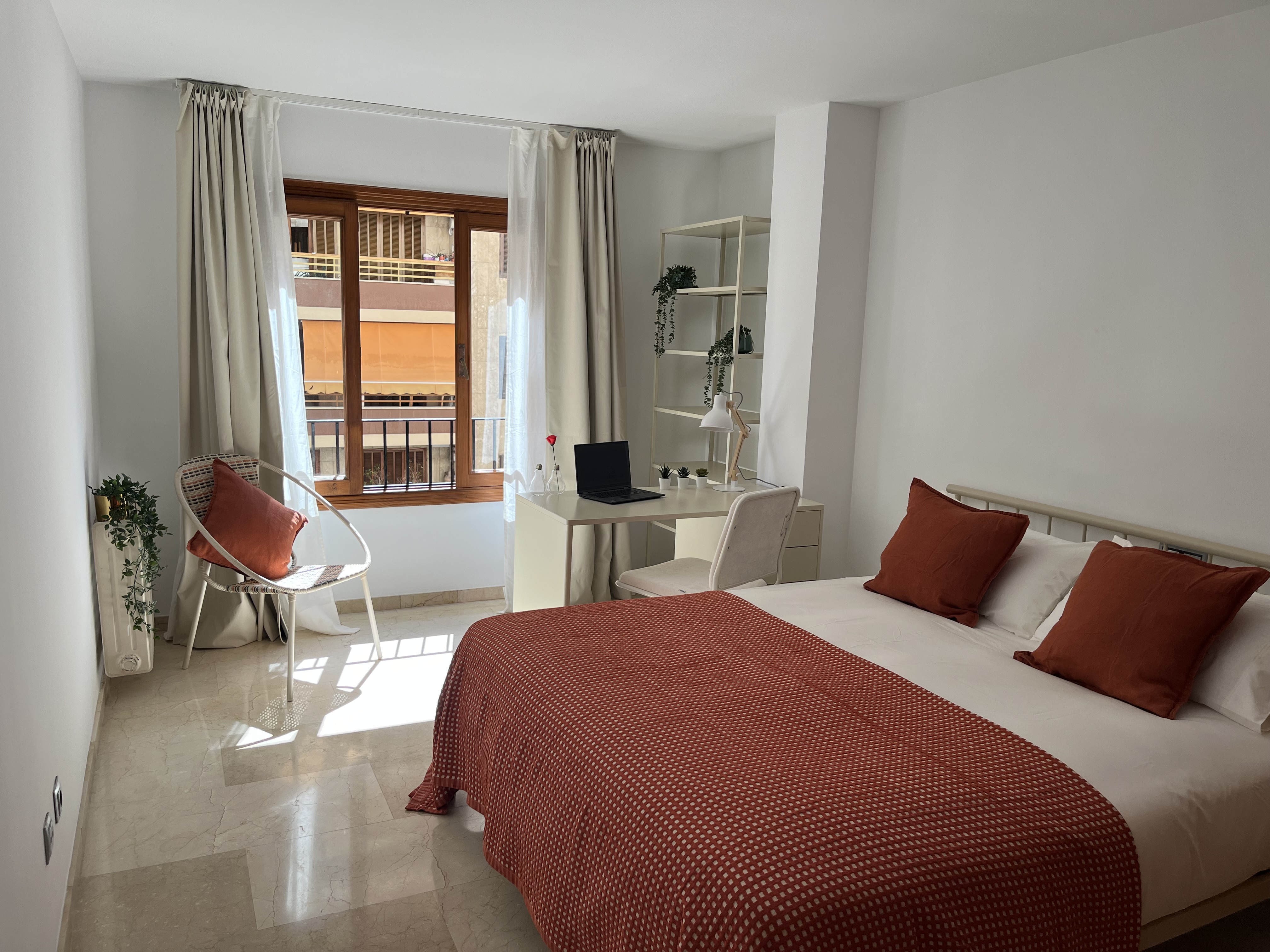 Escolta — Spacious double room with street views at Laberint Coliving Palma